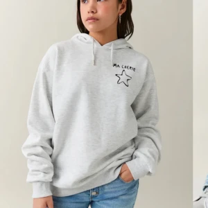 Gina Young hoodie - En jätte fin tröja från Young Gina, i storleken 158/164. Använd ett fåtal gånger men är helt som ny. Om ni vill ha flera foton eller undrar över något är det bara att skriva🥰(köparen står för frakten)