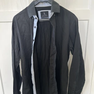 Skjorta  - Fin svart skjorta i gott skick. Alla priser är diskuterbara. Tveka inte på att skriva vid funderingar🤩