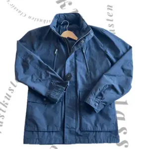 Tjena! Säljer nu denna sjukt feta field jacket i den eftertraktade färgen marinblå! Storlek S men passar M! Skick 10/10 🔴Ej använd🔴Perfekt nu till våren! Pris ej hugget i sten! Hör av dig vid minsta lilla fråga eller fundering!🏎️💨🤙🤝👍