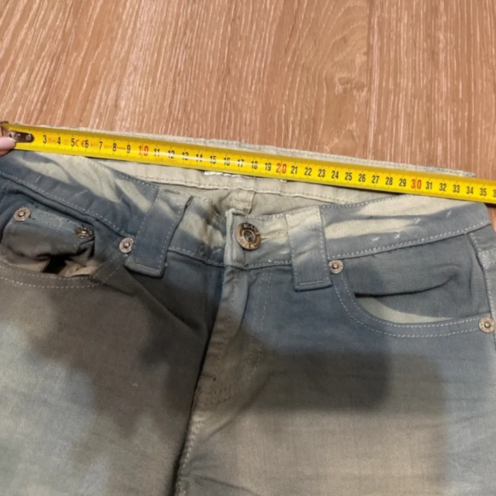 Skit snygga och coola jeans i super bra skick. De står storlek L men skulle säga att de passar som xs. Jeans & Byxor.