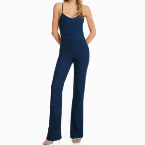 Byxdress i jeans - Så fin, helt oanvänd med prislapp kvar. Var lite stor på mig så därför säljer jag. Har inga egna bilder för tillfället men kan fixas💖