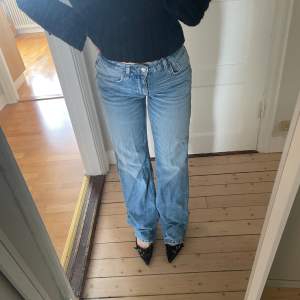 Supersnygga jeans från zara som endast testats, storlek 36. Passar  perfekt till klackar. 