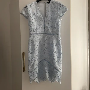 Klänning - Säljer den här sjukt snygga fest klänningen i storlek 40. Den har en liten fläck på sig men de går att få bort enkelt med vanish