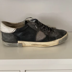 Philippe Model skor - Säljer mina snygga Philippe Model i storlek 41 men sitter större typ 41,5-42🔥| Helt okej skick förutom hälen som börjat släppa men det går att fixa med lite skolim eller hos en skomakare| kan gå ner i pris vid snabb affär👊🏼🤝🏻