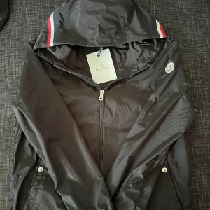 Moncler Windbreaker - Det här är en Moncler vindjacka som nu är för liten. Den är topp kvalite och har även QR kod och NFC på armen!