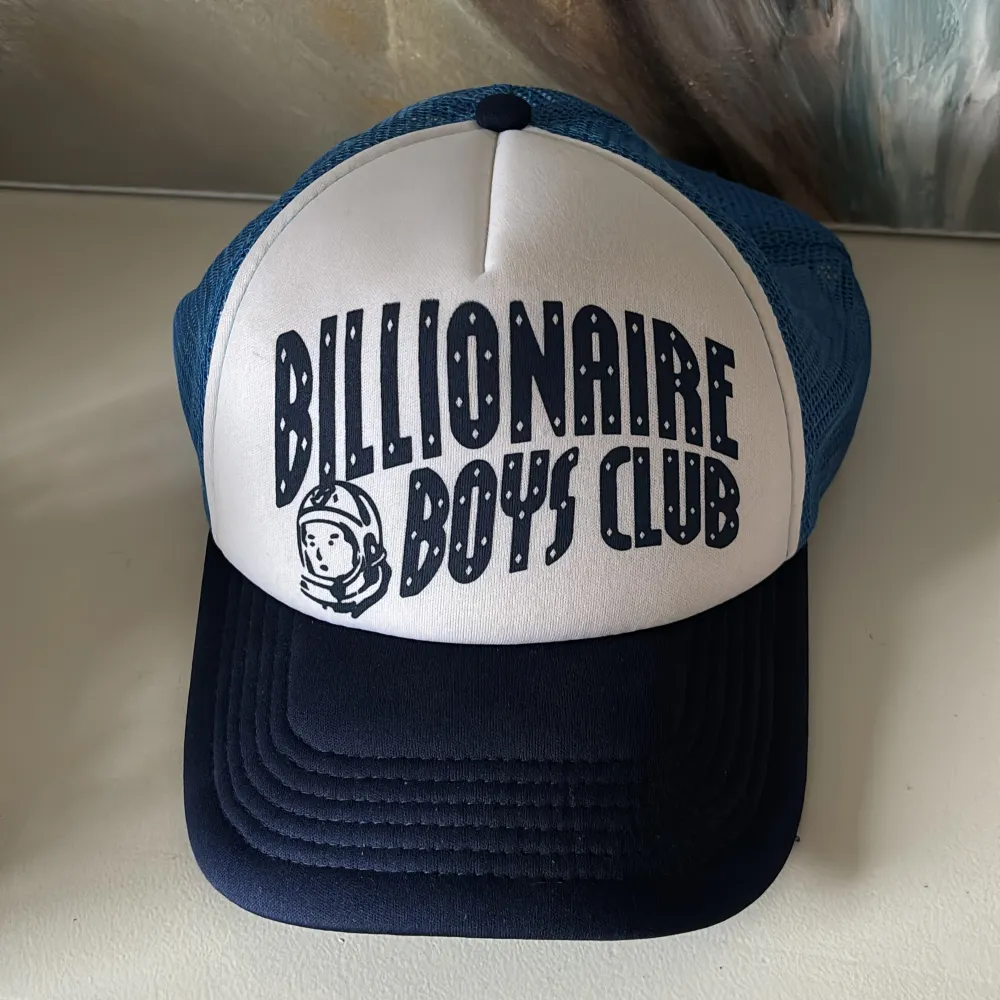 Mörk Blå keps från Billionaire Boys Club. Ny pris 1100. Kom gärna privat för fler bilder eller frågor 🤝🏻. Accessoarer.