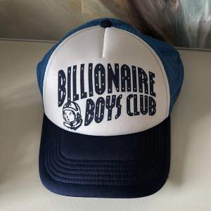 Mörk Blå keps från Billionaire Boys Club. Ny pris 1100. Kom gärna privat för fler bilder eller frågor 🤝🏻