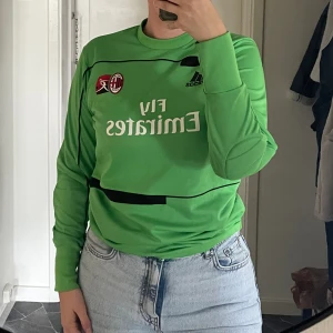 Adidas fotbollströja unisex (fly emirates) - Säljer denna adidas fotbolls tröja i storlek small. Passar både killar och tjejer