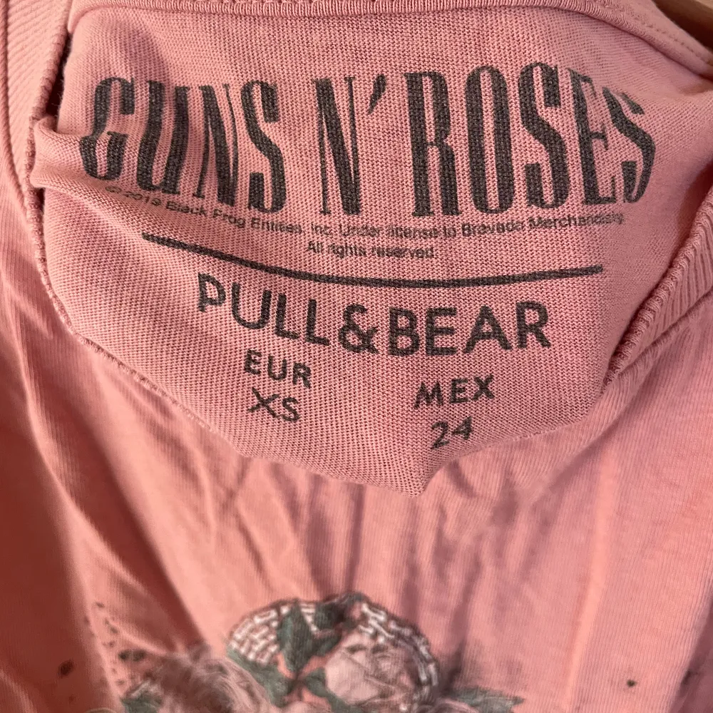 Rosa Guns N’ Roses t-shirt från pull and bear, bra skick. :). T-shirts.