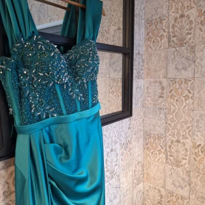 bröllop/bal klänning , använt en gång  - Jätte fin klänning, inget fel på den, satin tyg, ingea fläckar. använt en gång. funkar om man är 36 och 38