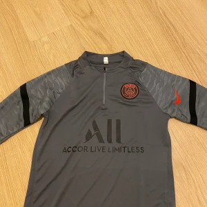 Fotbolls dress - Säljer denna helt oanvända dressen eftersom den är för liten 