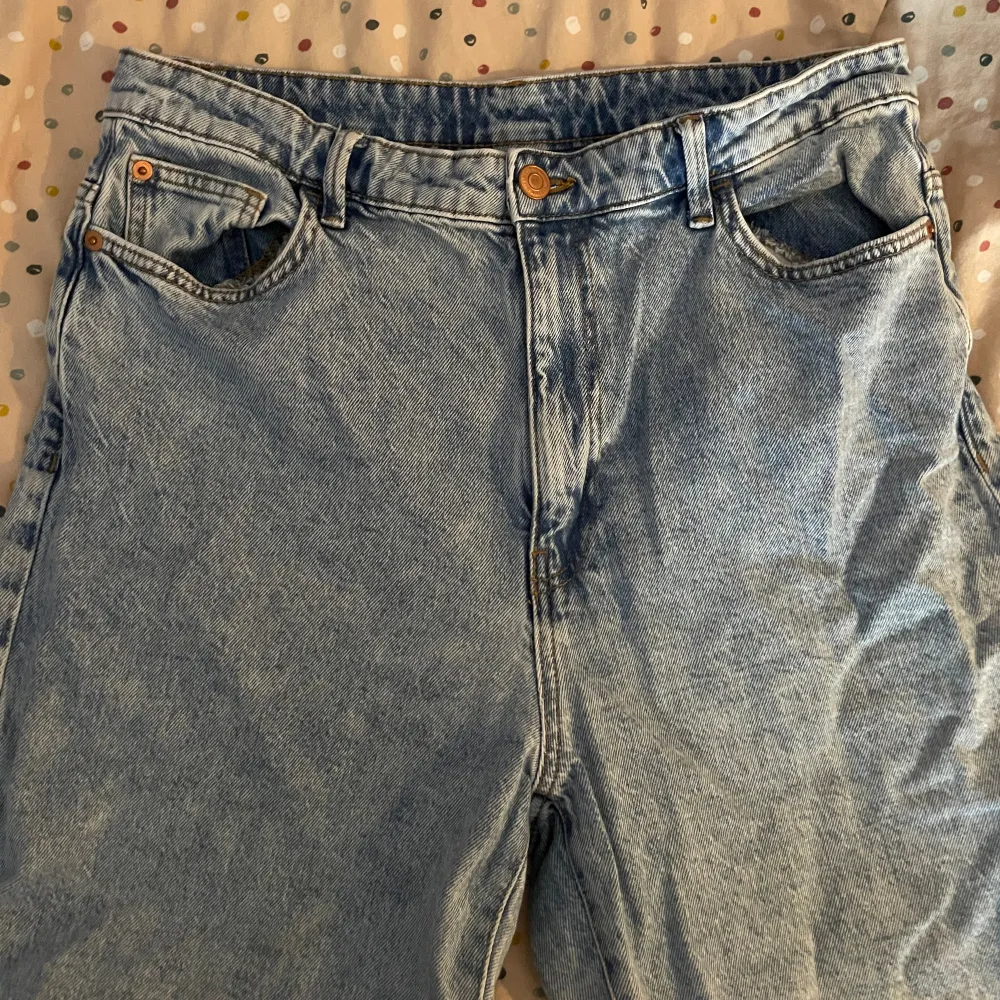 Ljusblåa jeans perfekt till sommaren, lite flared, skönt material, köpt för 249 kr, bra skick. Varför säljer jag de? Försmå, så det tar bara upp massa space i garderoben.. Jeans & Byxor.