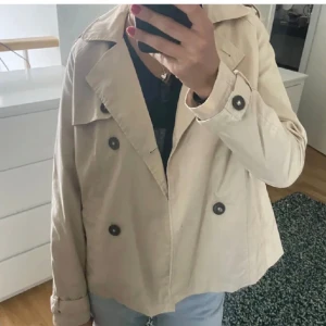 VÅRJACKA - Superfin vårkappa, knappt använd Skriv för mer bilder osv💕 trenchcoat