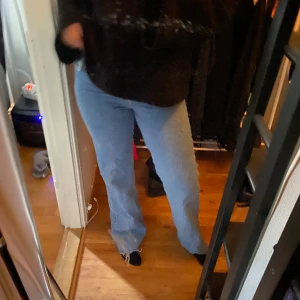 Jeans - Blåa jeans från mango i storlek 38. Passar även om man är storlek 36. Använda men är fina och senaste tiden bara legat i garderoben