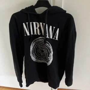 Svart hoodie - Svart nirvana hoodie, inga defekter