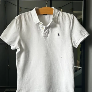 POLO RALPH LAUREN - Tja, säljer nu min prl pike då jag växt ur den, pikén är i storlek S men passar bäst på Xs. 9/10 skick, har endast en svag liten fläck på magen som knappast syns. Hör av er vid intresse eller frågor.