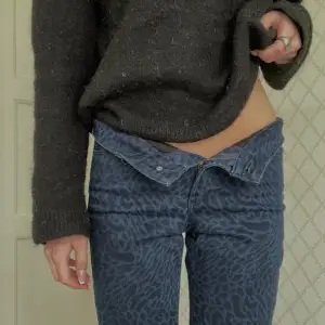 Snygga jeans i leopardmönster i nyskick💙 Mellanhög midja och raka i modellen🐆 Säljer då de är för stora för mig som brukar ha xs och är 166cm🫶🏼