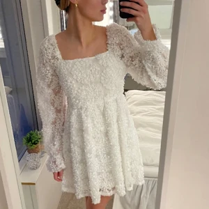 Studentklänning  - Säljer denna superfina klänning som passar perfekt till studenten! Den är endast testad, så prislappen är kvar🥰 Nypris: 799kr 