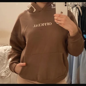 Boohoo hoodie - Brun hoodie från Boohoo i storlek XS. Skönt material på insidan och håller dig varm. Liten fläck som kommer gå bort i tvätten fram, därav reducerat pris. 