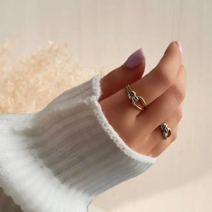 Silver ring doppat i 18k guld - ringen finns tillgänglig i både guld och silvertoner. Det är en ring som fångar ögat med sin charm gjord i äkta silver (S925) doppat i 18K guld. Ringen är i en storlek och justerbar för en perfekt passform till alla