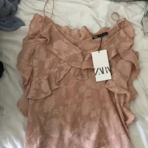 Linne från Zara - Slutsålt linne från zara, helt ny med lapp. Köptes här på Plick men är inte min typ. Nypris 379 kr säljer för 200