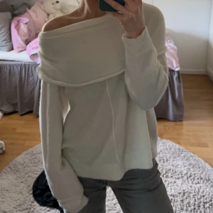 Tröja från samsa collection - Säljer en stickad tröja som är offshoulder och superfin🥰