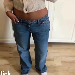 Arrow jeans - Lågmidjade blåa arrow jeans från weekday