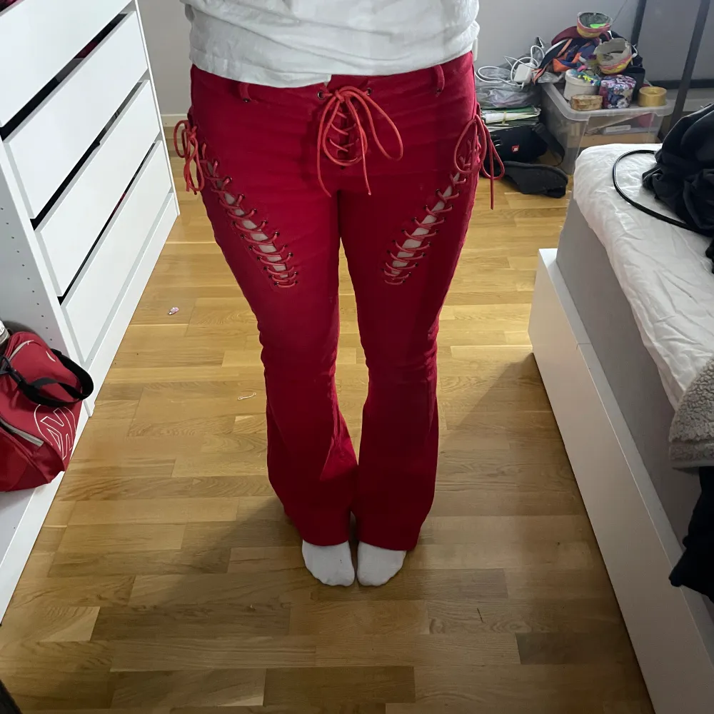 Super coola röda jeans med knytning från EDIKTED! Super bra skick bara använda ett fåtal gånger. Storlek M men passar även S. Jeans & Byxor.