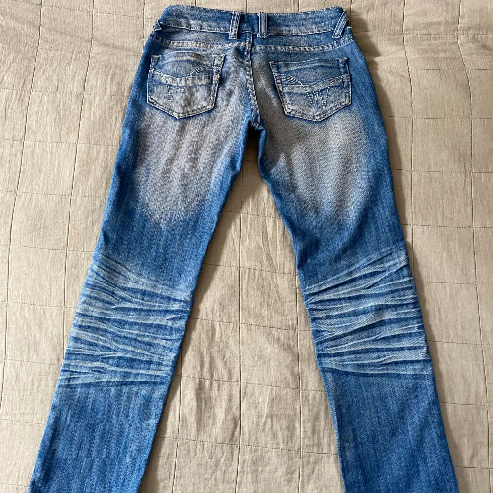 Lågmidjade jeans, fint skick, strl 32, pris går att diskutera, jag är 172. Jeansen längd är 98, innerben 78, midja rakt över 34. Är lite för små för mig som i vanliga fall har storlek 34.💗. Jeans & Byxor.