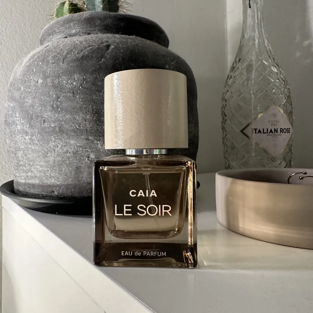 Säljer denna aldrig använda parfym från Caia, Le Soir! Luktar väldigt gott, likt valentio i doft.   Den finns endast i julkalenderns 2023, därför säljs den inte som vanligt på Caia hemsida!   Nypris 595. Mitt pris: 500kr🤩🤩. Övrigt.