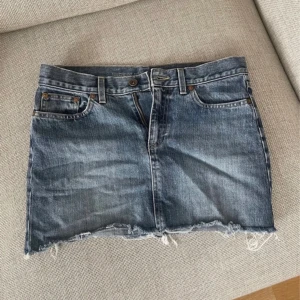 Jeanskjol  - Vintage skitsnygg jeanskjol från Peak Performance!! lågmidjad och i jättebra skick💕💕säljer då den tyvärr är för liten 