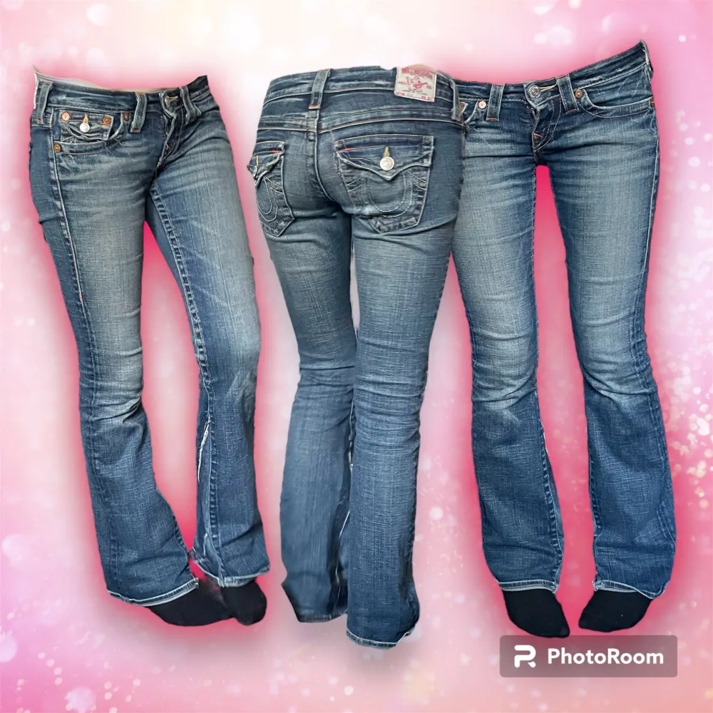 lowwaist flare true religion jeans 😻 hon i bilden e 175 och brukar ha W29. de har lagats på flera ställen, fråga om bilder . Jeans & Byxor.