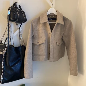 Beige kappa - En beige jacka från zara som är i jättebra skick, har inte använt på länge och säljer pga att jag har en annan jacka. Den är storlek xs och passar för mig som brukar ha s. 