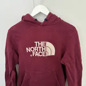The North Face Hoodie i mycket bra skick. Inga defekter eller fläckar. 