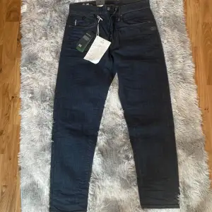 Ett par sprillans nya G-star jeans, aldrig använda, taggen kvar. Säljer för att dom var för stora. Pris kan diskuteras.