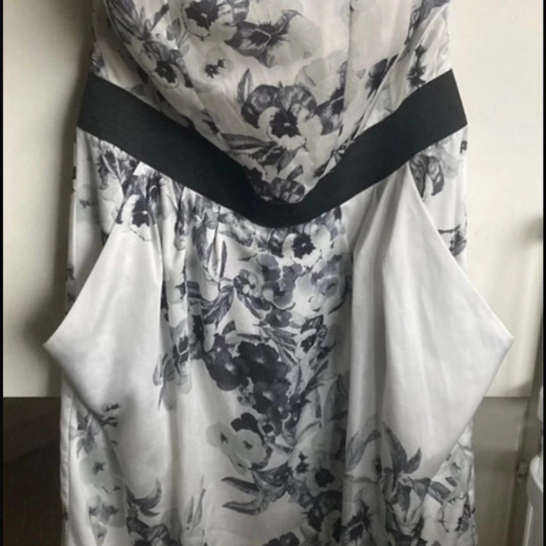 Axelbandslös klänning med fickor