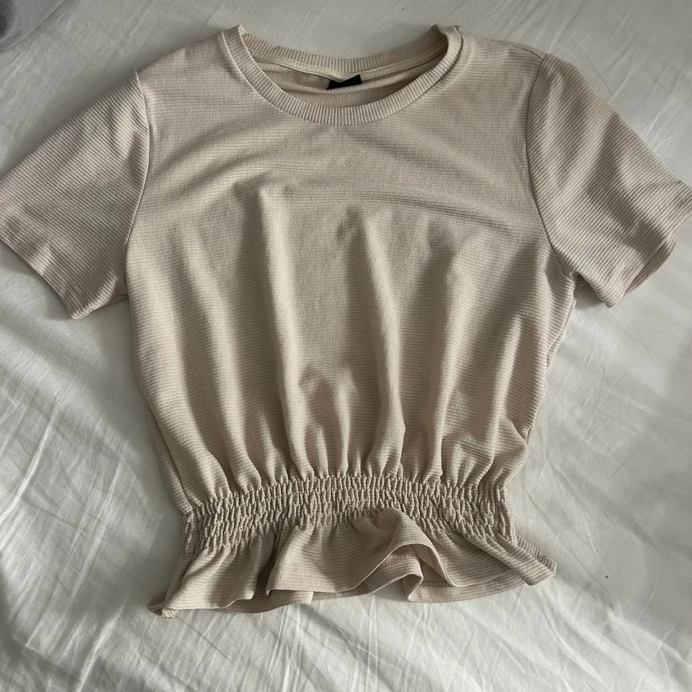 Säljer denna t-shirt med volang/peplum tröja! Den är i väldigt bra skick! Hör av er om ni har frågor💕💕. T-shirts.