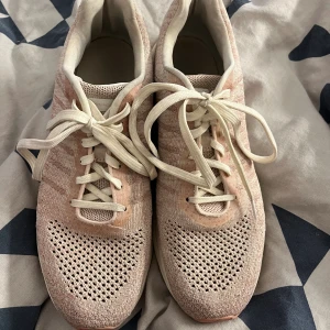 Skor/ inneskor/ idrottsskor - Ett par skor som är väldigt lätta och väldigt sköna. Dom har blivit använd max 4 gånger inomhus bara. Storleken är sann tycker jag, inte större eller mindre enligt mig. 