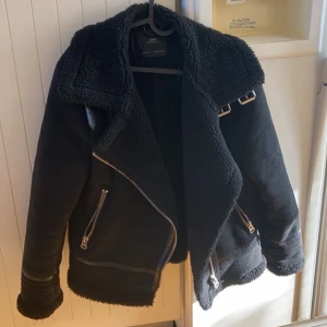Zara shearling jacka  - Jätte skön jacka från Zara, jag har använt den en gång men den är köpt på Plick. Skriv vid fler frågor eller bilder! 