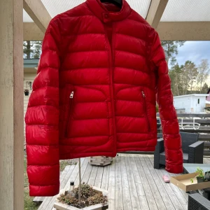 Moncler acorus  - Storlek 2  9/10 finns en liten fläck  Fler bilder kan skickas vid intresse 