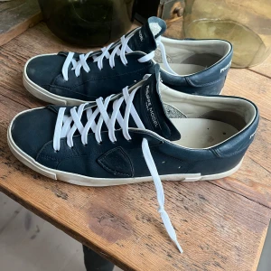 Philippe Model skor - Tjena! Säljer ett par Philippe Model i storlek 44. De är i fint skick. De sitter nya snören på då de gamla fått färg på sig och de finns lite blå färg på insidan som knappt syns. Blivit när de varit blöta. Kan skicka fler bilder! Bvsa!😃