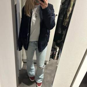 Säljer mina skitsnygga jeans från ZARA i storlek 38 men passar mig som vanligtvis är en 36 i deras jeans! Jag har sytt de kortare då de var för långa på mig som är 1,64! De är typ använda 1 gång! Midjemått: 85 cm (runt höfterna där man är som bredast