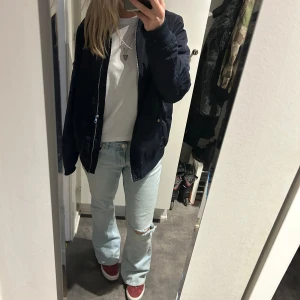 Bootcutjeans från ZARA storlek 38 - Säljer mina skitsnygga jeans från ZARA i storlek 38 men passar mig som vanligtvis är en 36 i deras jeans! Jag har sytt de kortare då de var för långa på mig som är 1,64! De är typ använda 1 gång! Midjemått: 85 cm (runt höfterna där man är som bredast