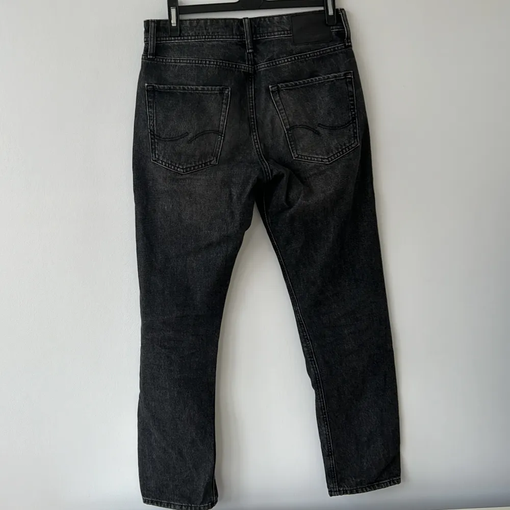 Hej!! Jag säljer ett par svarta Jack & Jones jeans i modellen Losse/Chris, Skick: 8,5/10 Nypris: 900 kr  Om de är någon som undrar nått är de bara att höra av sig!!. Jeans & Byxor.