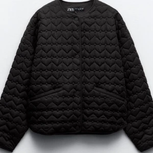 Zara jacka  - Vadderad jacka med hjärtan storlek xs ensads använd en gång, så i super bra skick!