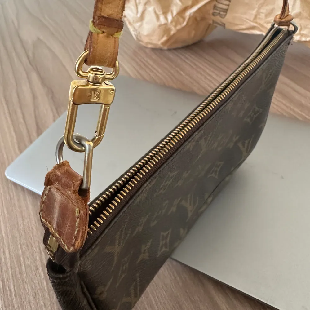 Säljer nu min fina Louis Vuitton pochette bag. Inköpt i somras och sparsamt använd. Äkthetsbevis finns. Köp direkt för 6500, först till kvarn🫶🏽. Väskor.