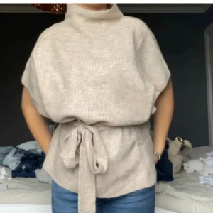 Svart poncho tröja  - Säljer denna super eftertraktade tröja fast i svart!!❣️❣️ helt slutsåld! 