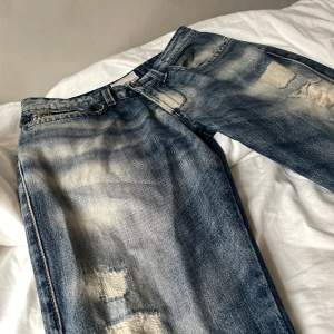 Ripped slim/ skinny jeans. 29/31
