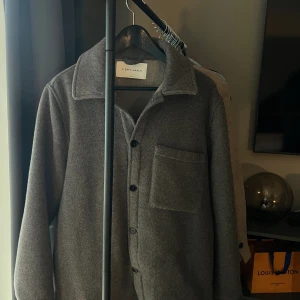 A days march jacka - Säljer denna snygga herr jacka från a days march. Använd en gång. Storlek large. Brun/grå