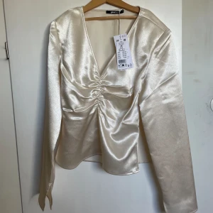 Satin topp - Topp i satin från Gina, helt slutsåld på hemsidan. Aldrig använd och prislapp kvar🤍